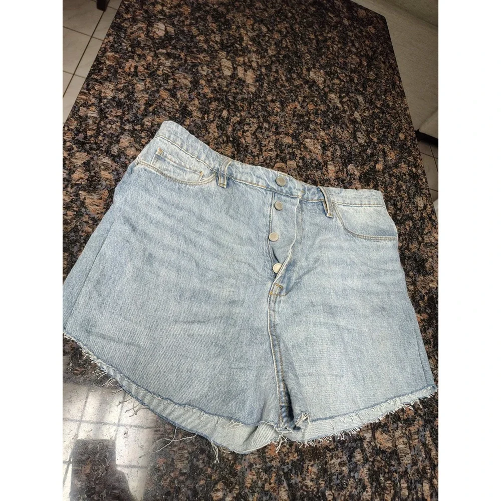 Blank NYC The Cooper Light Wash Denim Shorts Button Fly Raw Hem 03CH2651 30